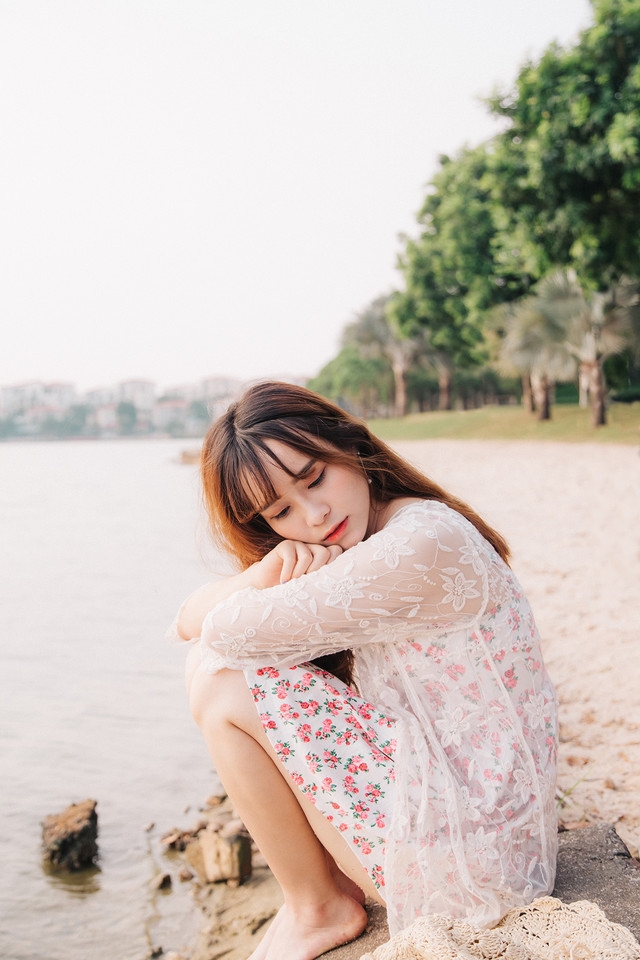 河边笑眼美女蕾丝碎花裙清纯惹人怜爱