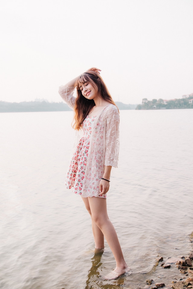 河边笑眼美女蕾丝碎花裙清纯惹人怜爱