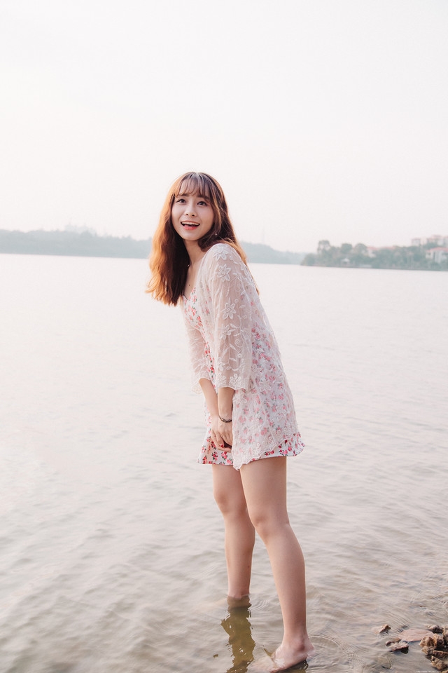 河边笑眼美女蕾丝碎花裙清纯惹人怜爱