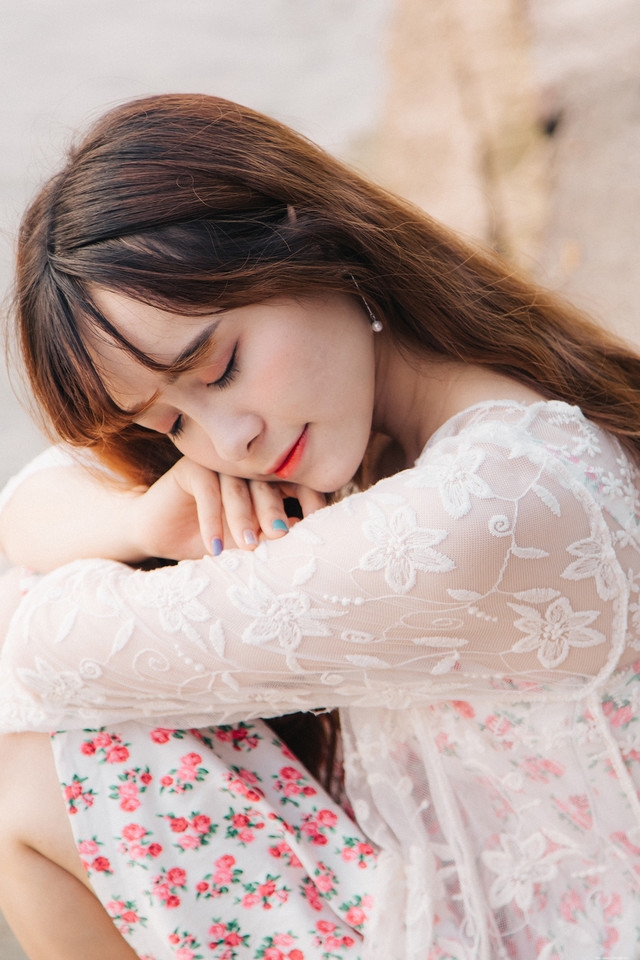 河边笑眼美女蕾丝碎花裙清纯惹人怜爱