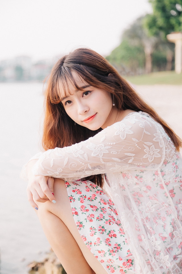 河边笑眼美女蕾丝碎花裙清纯惹人怜爱