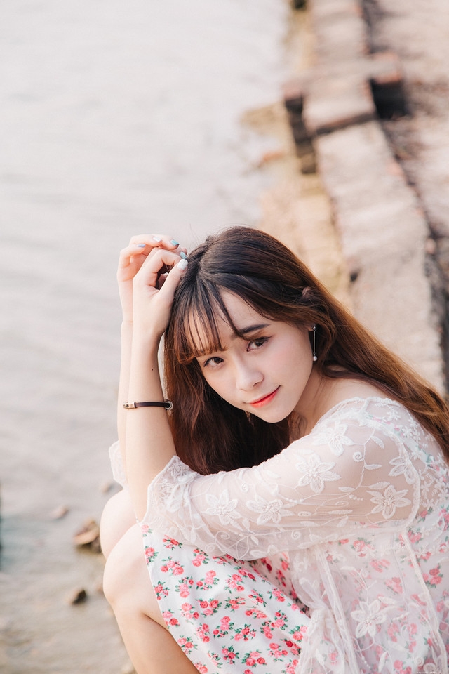 河边笑眼美女蕾丝碎花裙清纯惹人怜爱