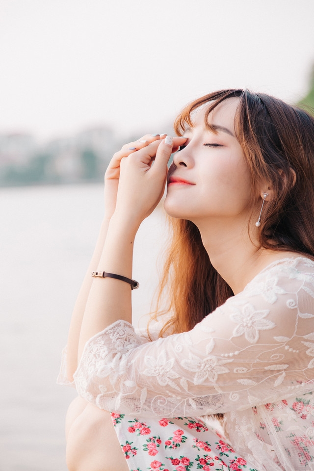 河边笑眼美女蕾丝碎花裙清纯惹人怜爱