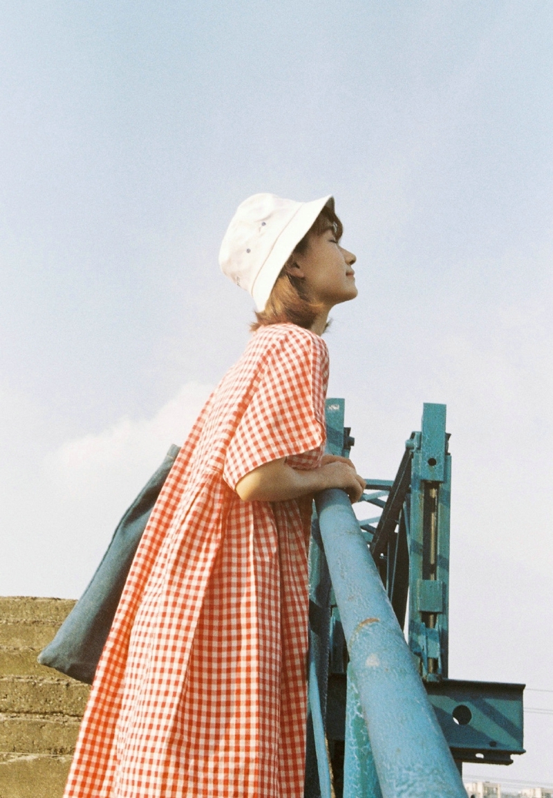 红格子裙妹子清新活力俏皮写真