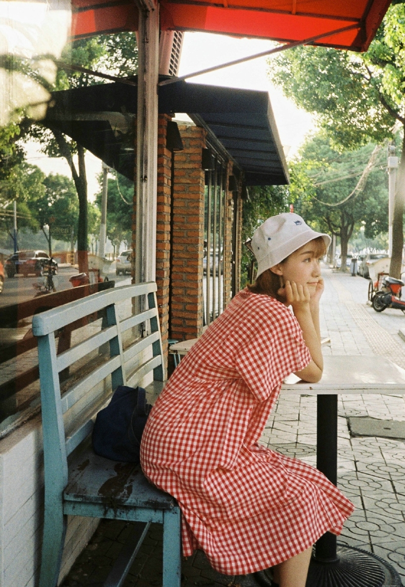 红格子裙妹子清新活力俏皮写真