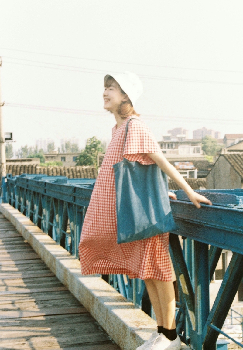 红格子裙妹子清新活力俏皮写真