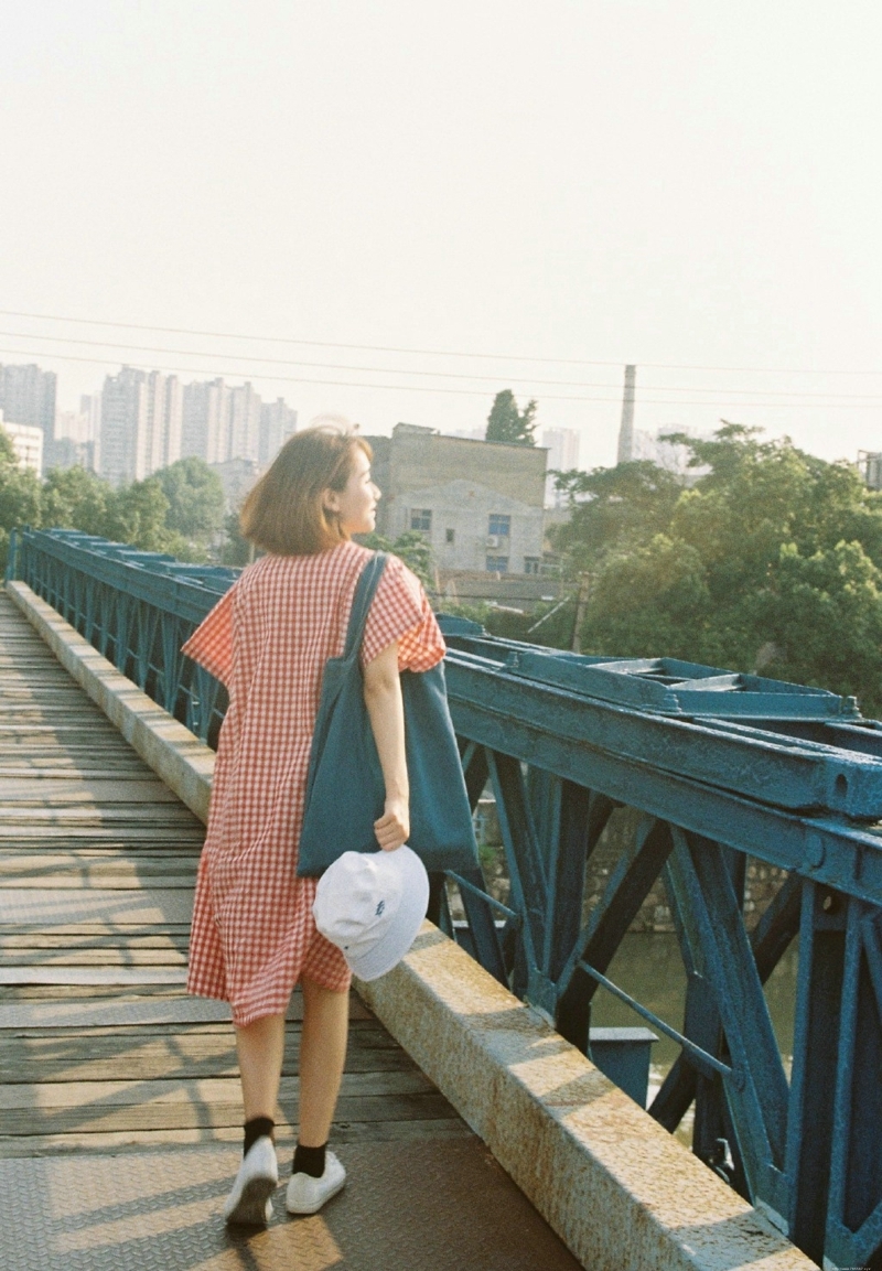 红格子裙妹子清新活力俏皮写真