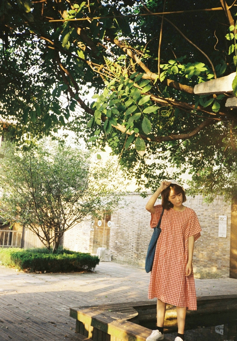 红格子裙妹子清新活力俏皮写真