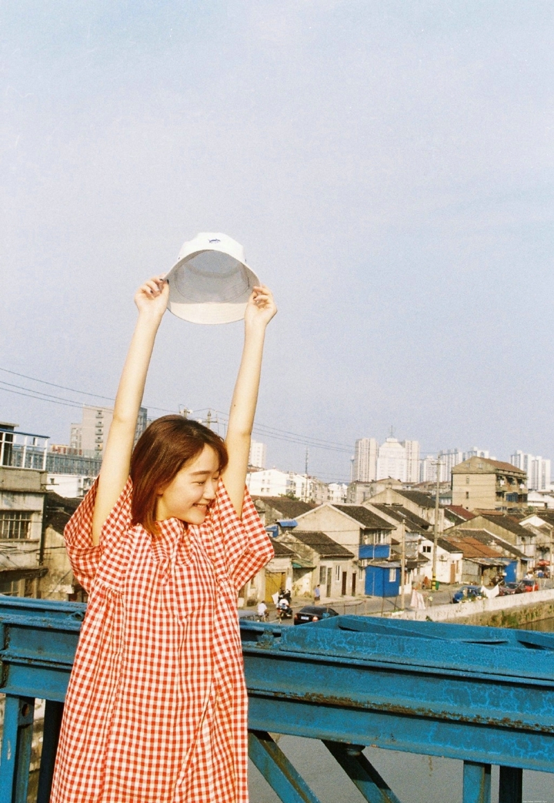 红格子裙妹子清新活力俏皮写真