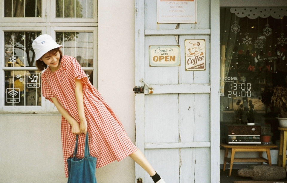 红格子裙妹子清新活力俏皮写真