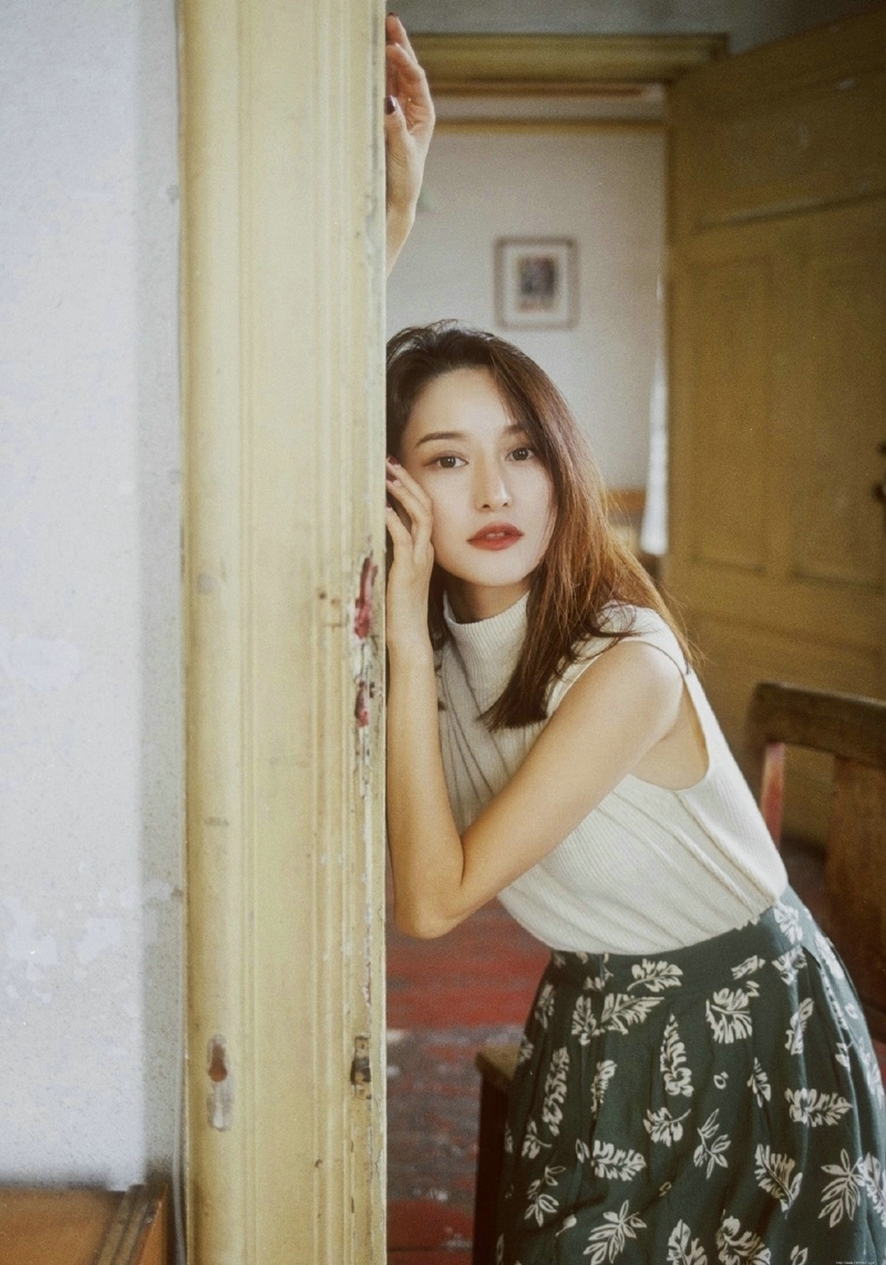 气质碎花裙女神破旧房屋内复古情调