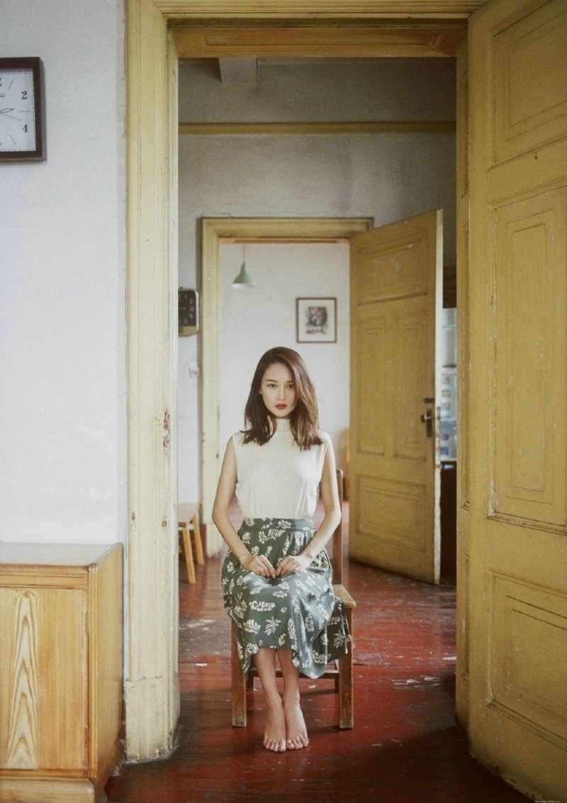 气质碎花裙女神破旧房屋内复古情调