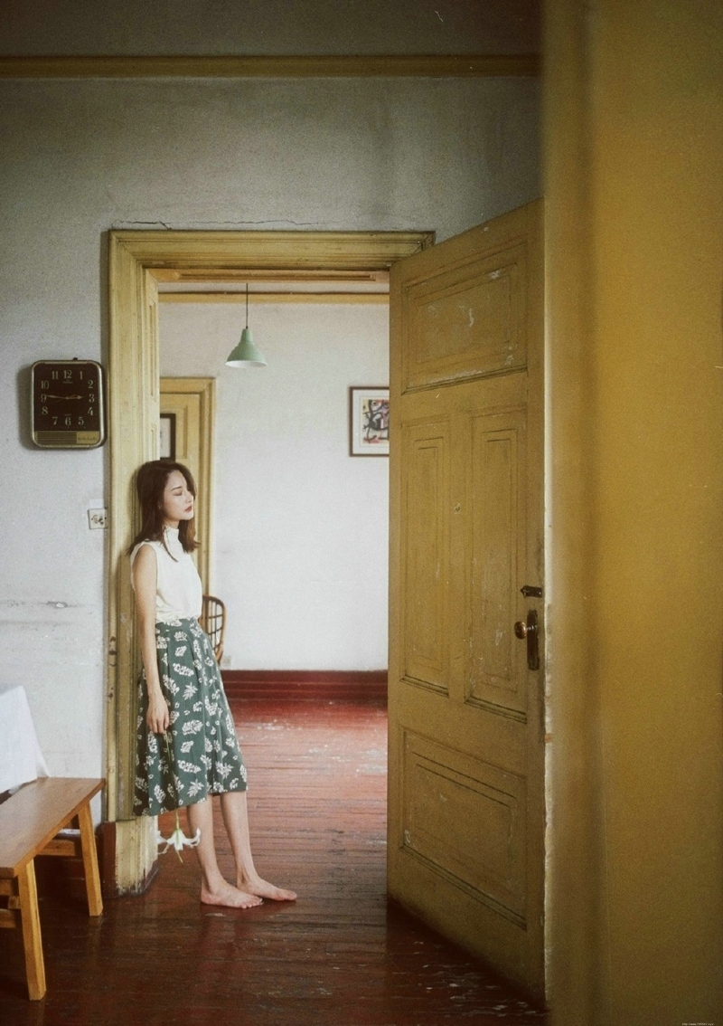 气质碎花裙女神破旧房屋内复古情调