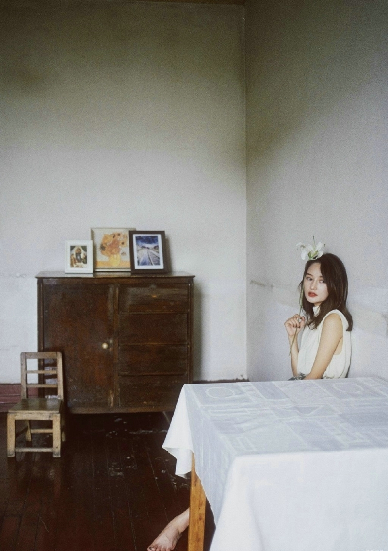 气质碎花裙女神破旧房屋内复古情调