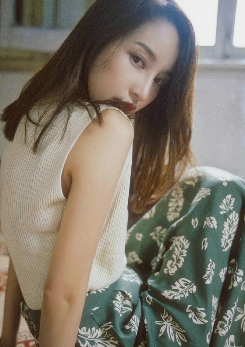 气质碎花裙女神破旧房屋内复古情调