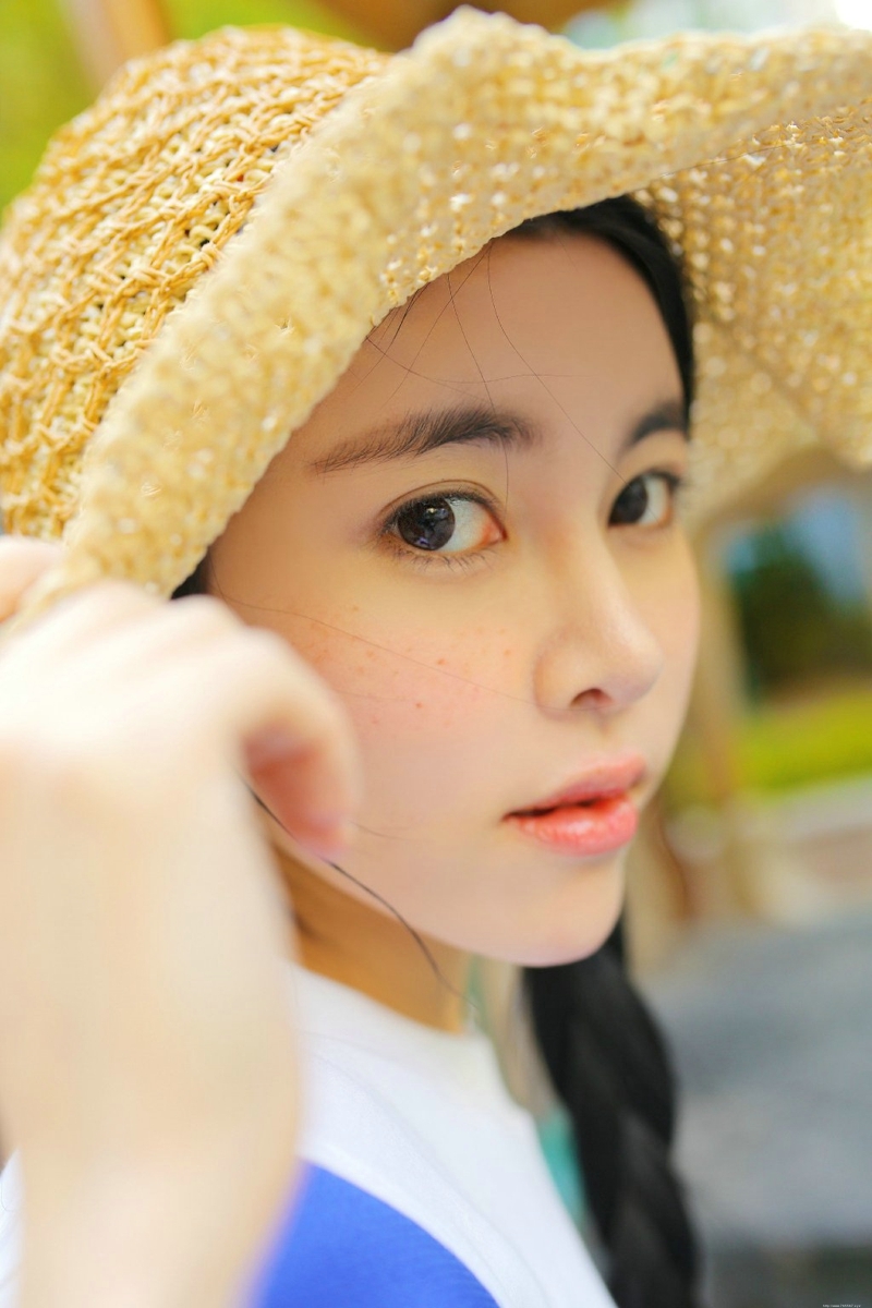 香甜下午茶妹子麻花辫大眼灵动写真