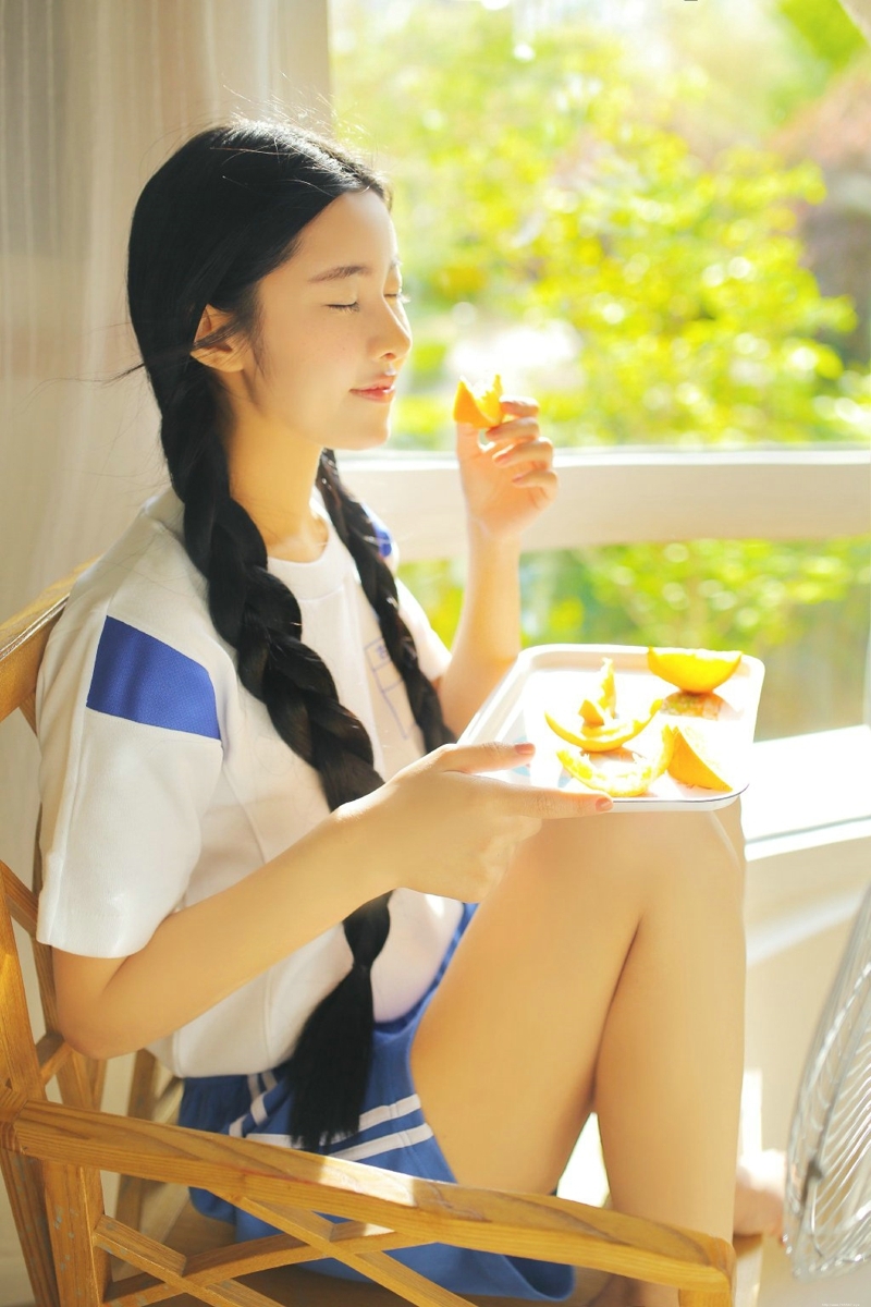 香甜下午茶妹子麻花辫大眼灵动写真