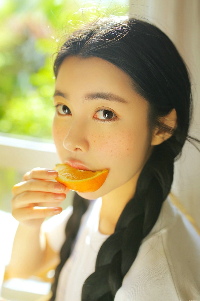 香甜下午茶妹子麻花辫大眼灵动写真