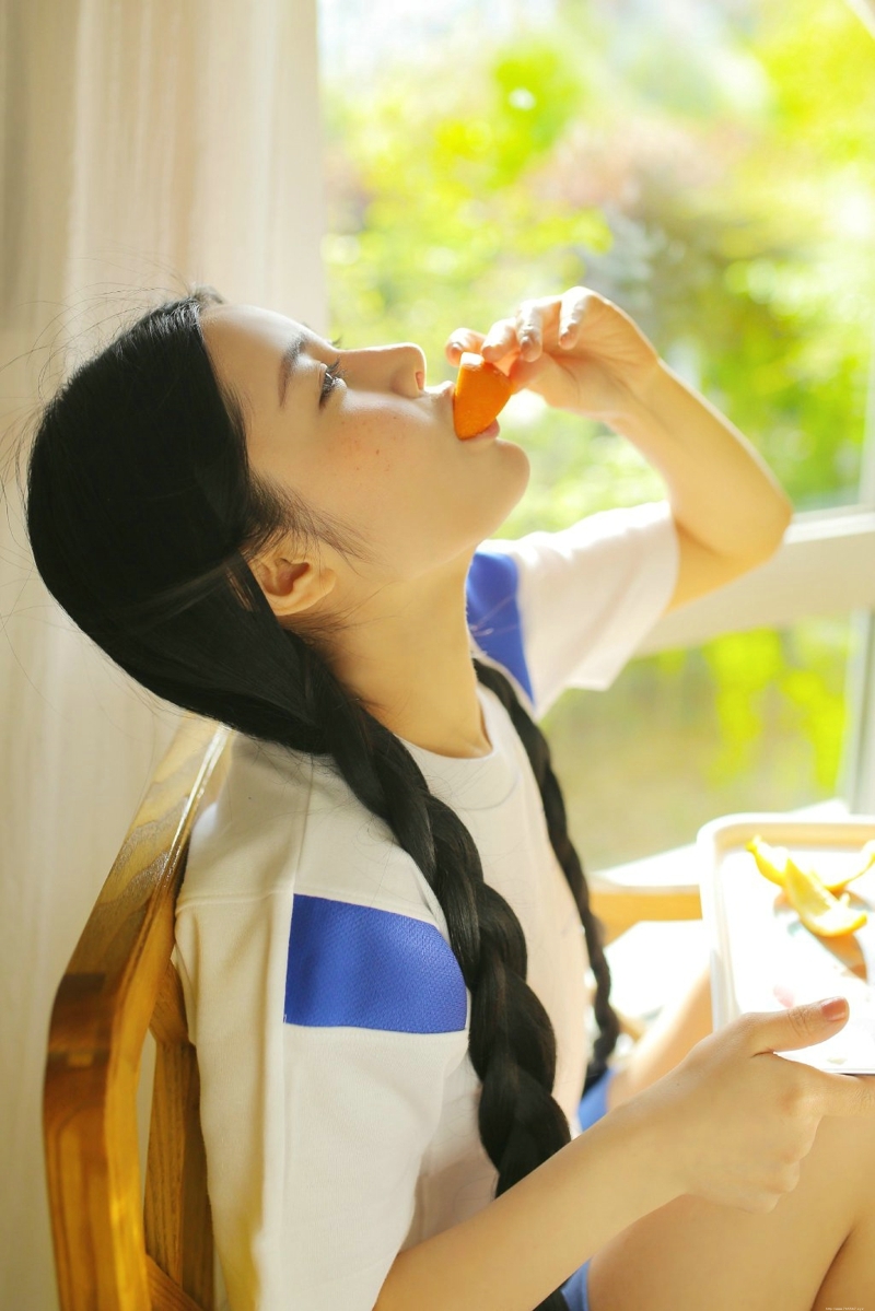 香甜下午茶妹子麻花辫大眼灵动写真