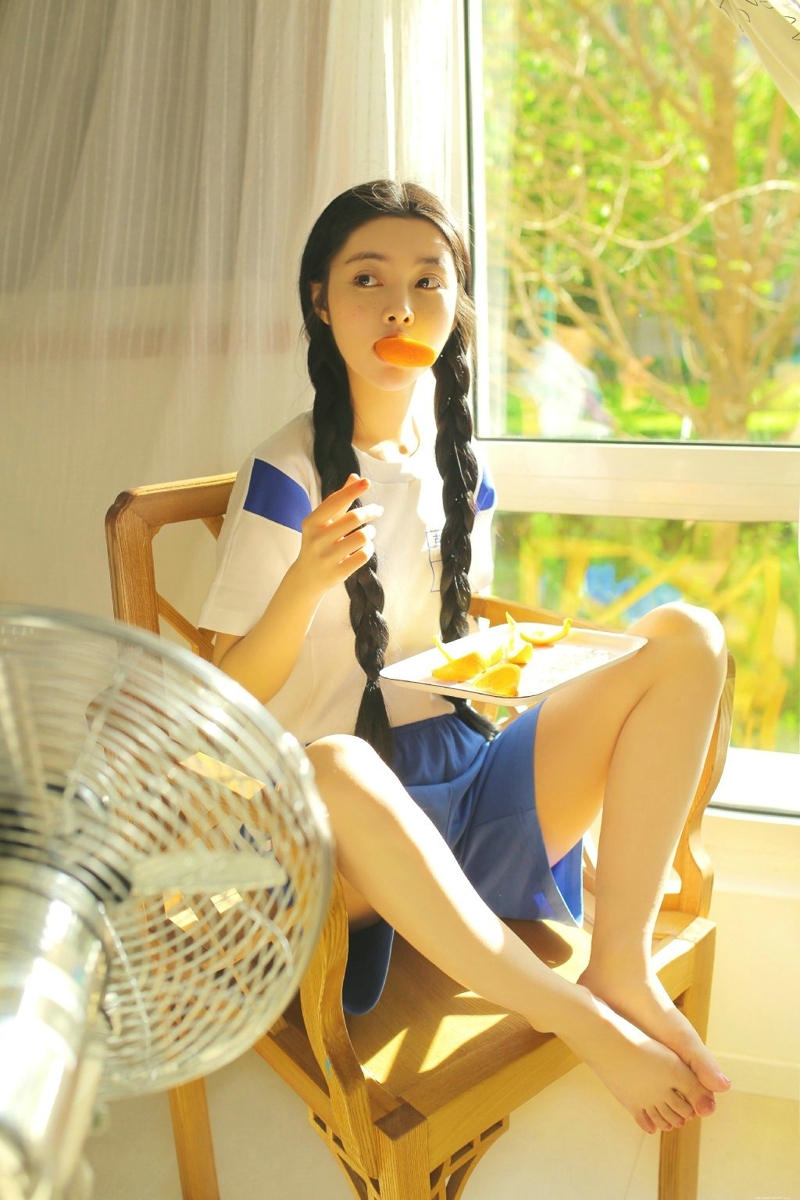 香甜下午茶妹子麻花辫大眼灵动写真