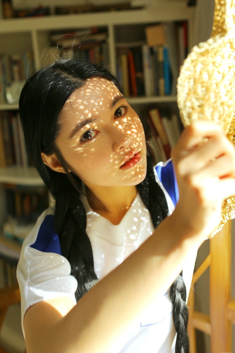 香甜下午茶妹子麻花辫大眼灵动写真