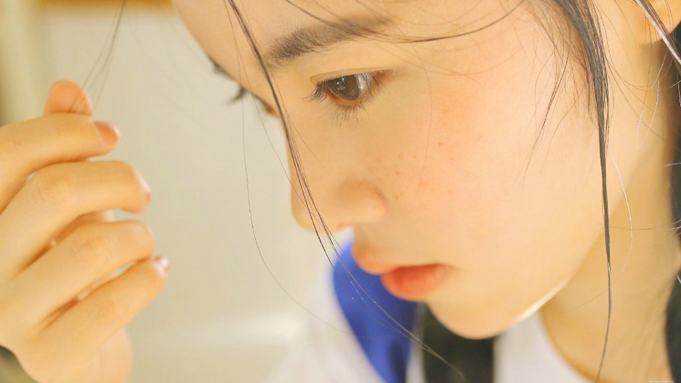 香甜下午茶妹子麻花辫大眼灵动写真