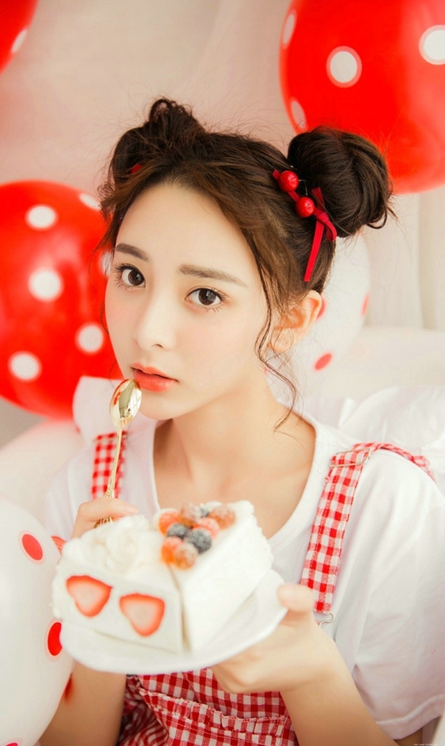 清纯甜美俏皮包子头美女粉嫩白皙可爱诱人写真