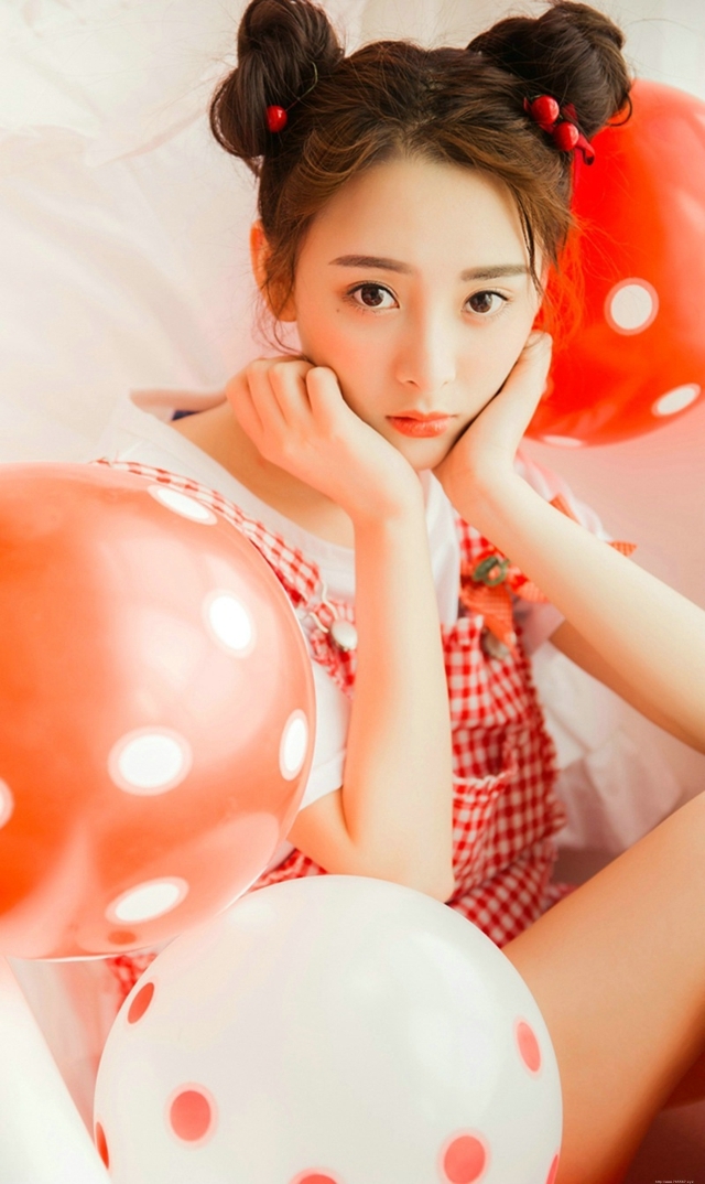 清纯甜美俏皮包子头美女粉嫩白皙可爱诱人写真