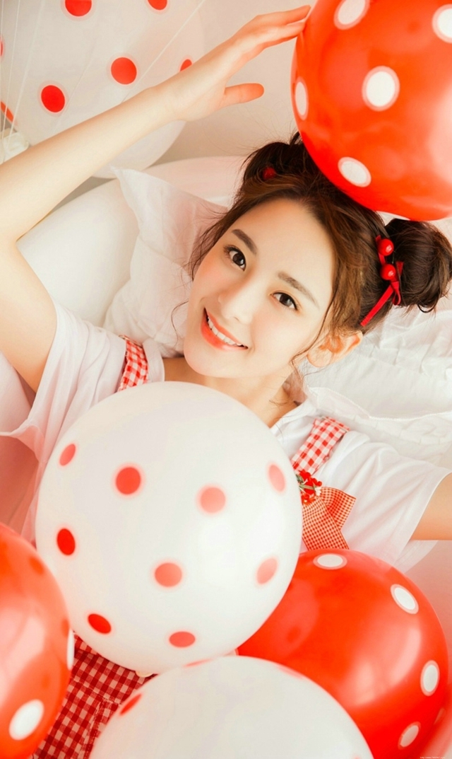 清纯甜美俏皮包子头美女粉嫩白皙可爱诱人写真