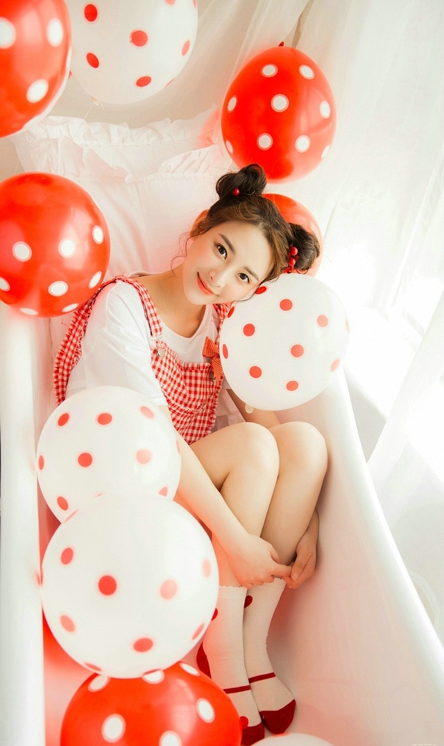 清纯甜美俏皮包子头美女粉嫩白皙可爱诱人写真