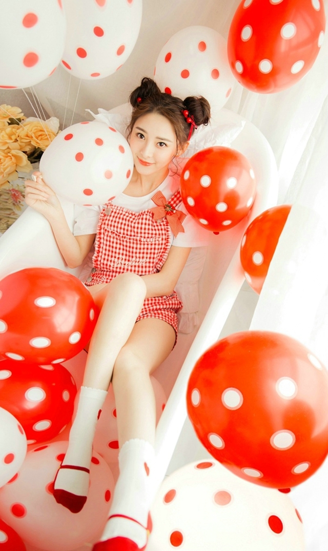 清纯甜美俏皮包子头美女粉嫩白皙可爱诱人写真