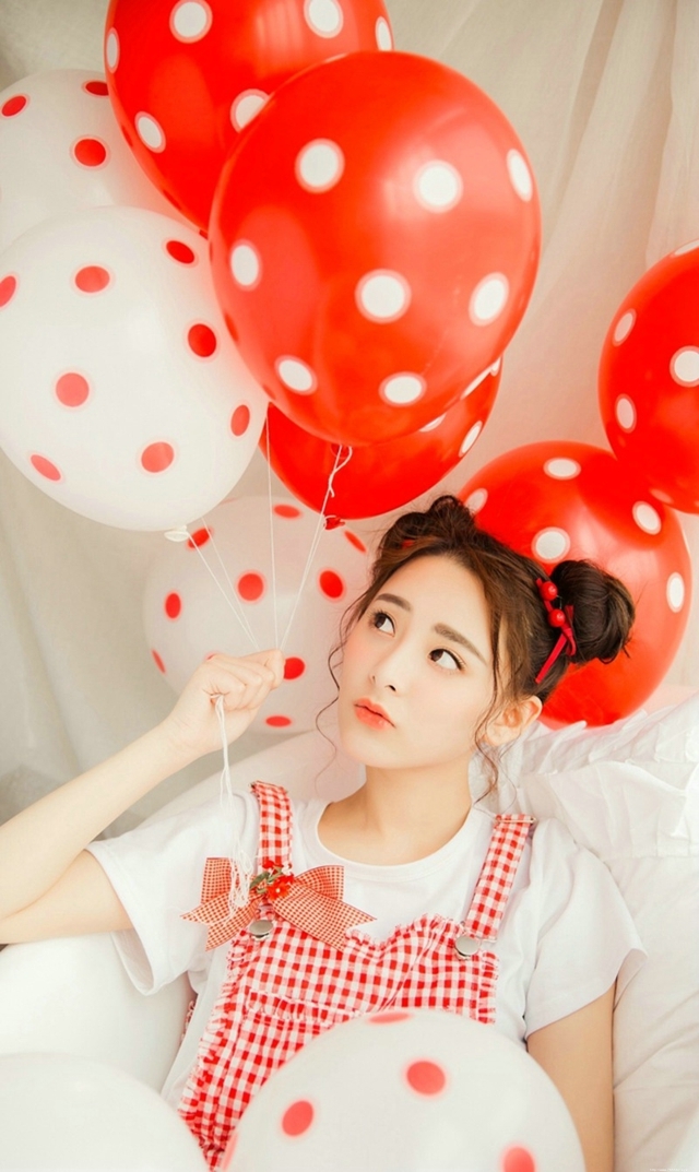 清纯甜美俏皮包子头美女粉嫩白皙可爱诱人写真