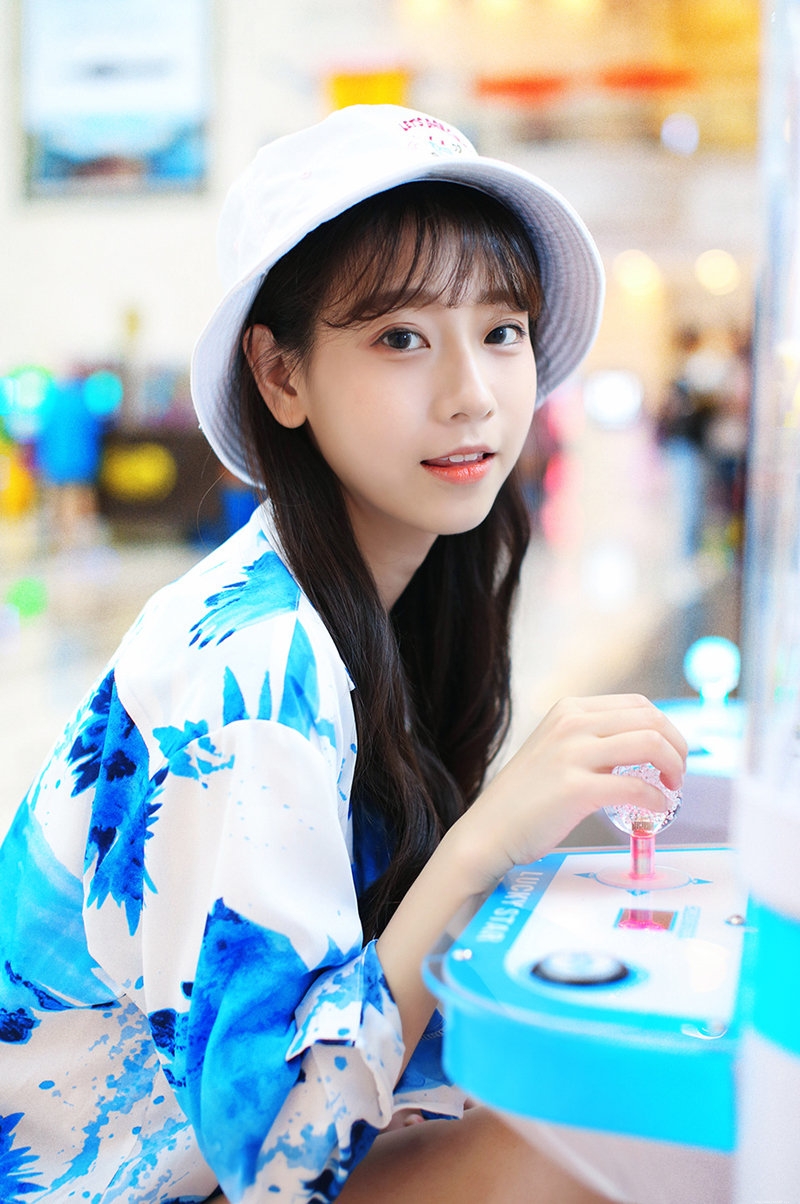 双马尾可爱美少女游戏厅愉快的享受休闲时光