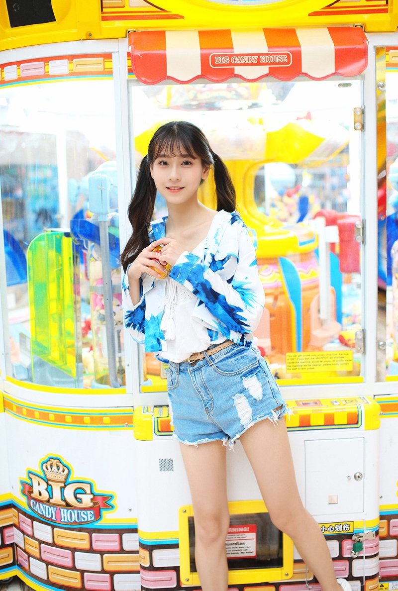 双马尾可爱美少女游戏厅愉快的享受休闲时光