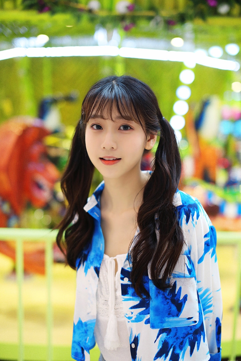 双马尾可爱美少女游戏厅愉快的享受休闲时光