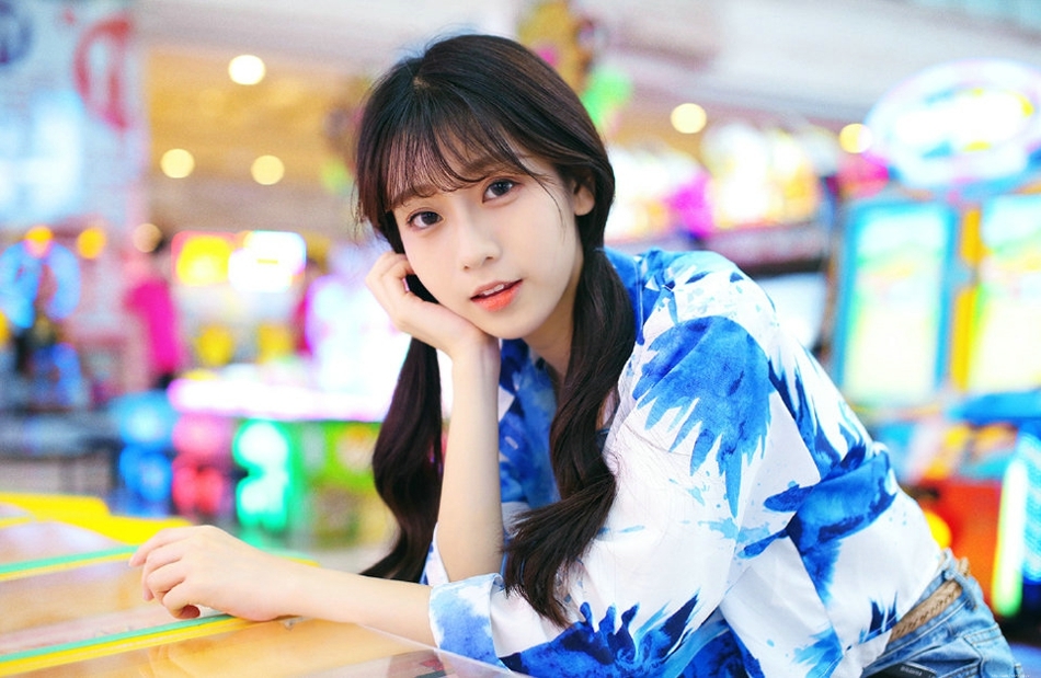 双马尾可爱美少女游戏厅愉快的享受休闲时光