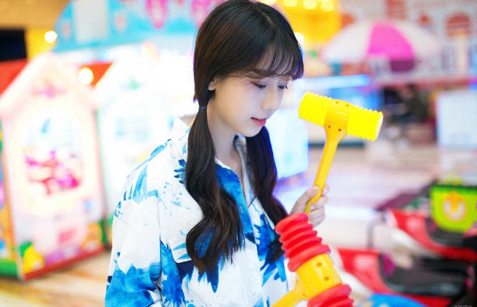 双马尾可爱美少女游戏厅愉快的享受休闲时光