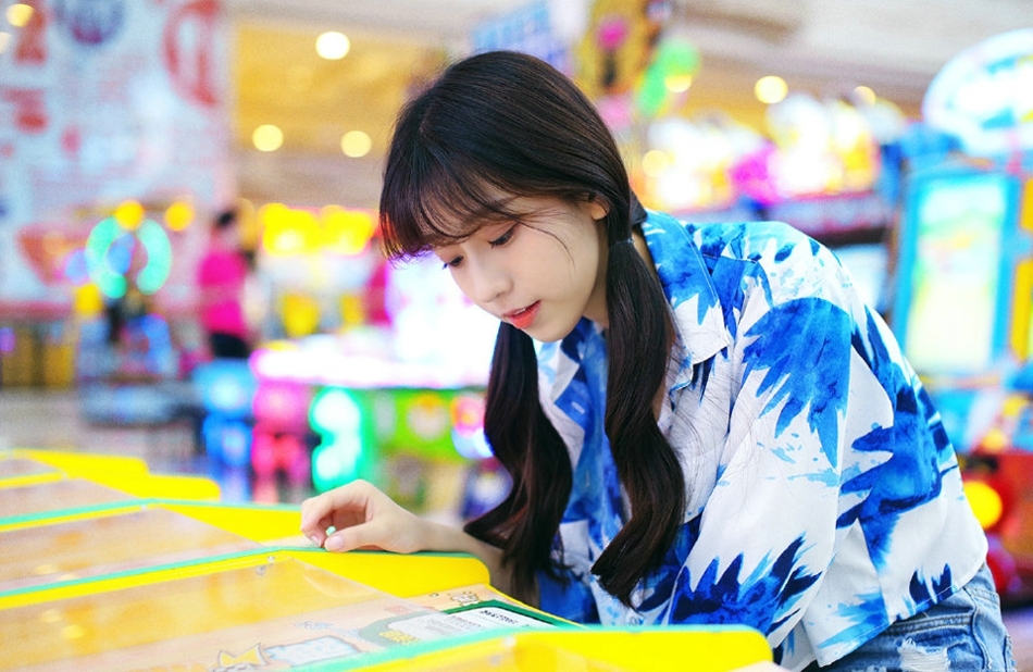 双马尾可爱美少女游戏厅愉快的享受休闲时光