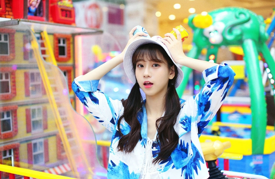 双马尾可爱美少女游戏厅愉快的享受休闲时光