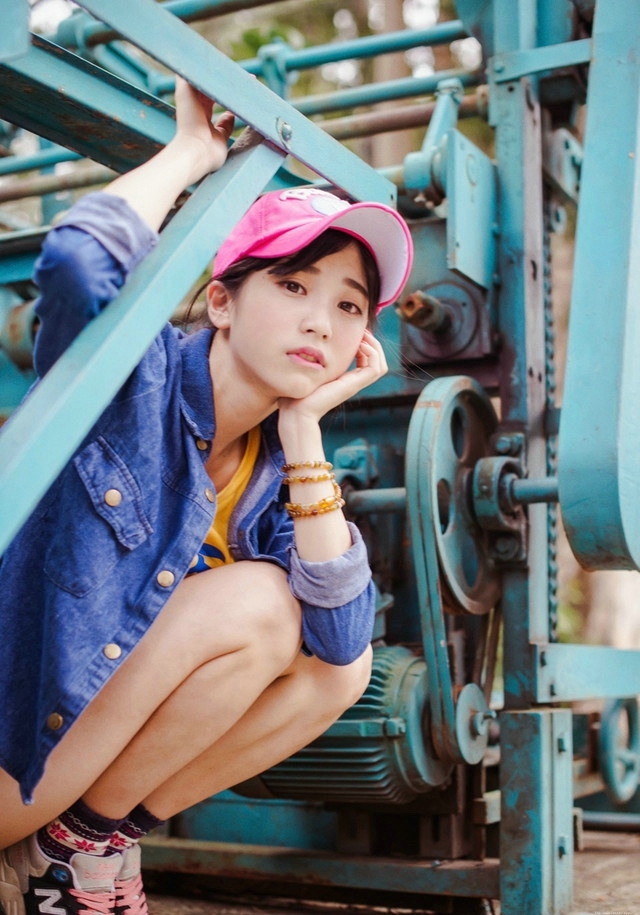 牛仔衣棒球帽可爱妹子青春无敌