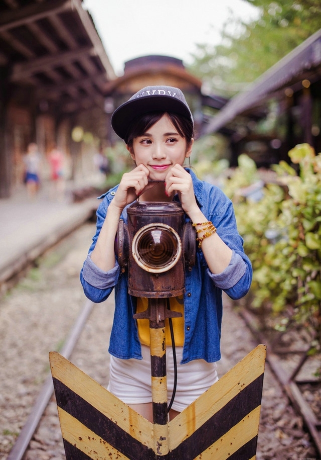 牛仔衣棒球帽可爱妹子青春无敌