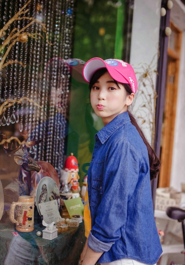 牛仔衣棒球帽可爱妹子青春无敌