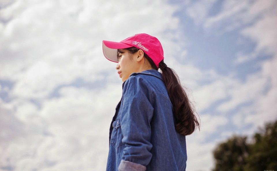 牛仔衣棒球帽可爱妹子青春无敌