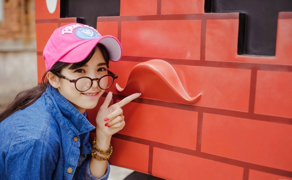 牛仔衣棒球帽可爱妹子青春无敌