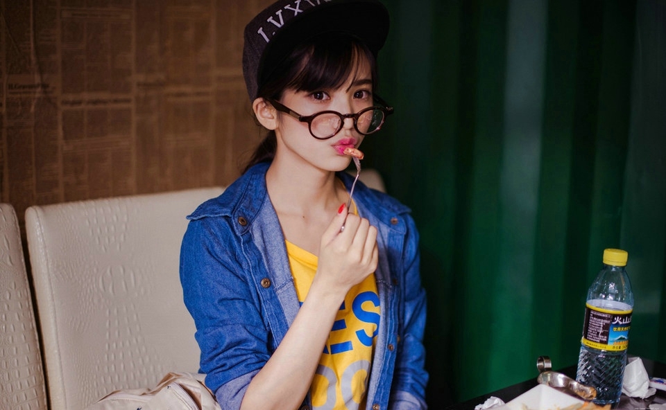 牛仔衣棒球帽可爱妹子青春无敌