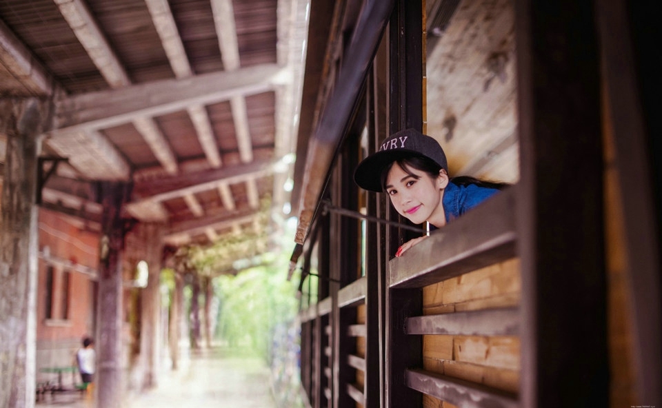 牛仔衣棒球帽可爱妹子青春无敌