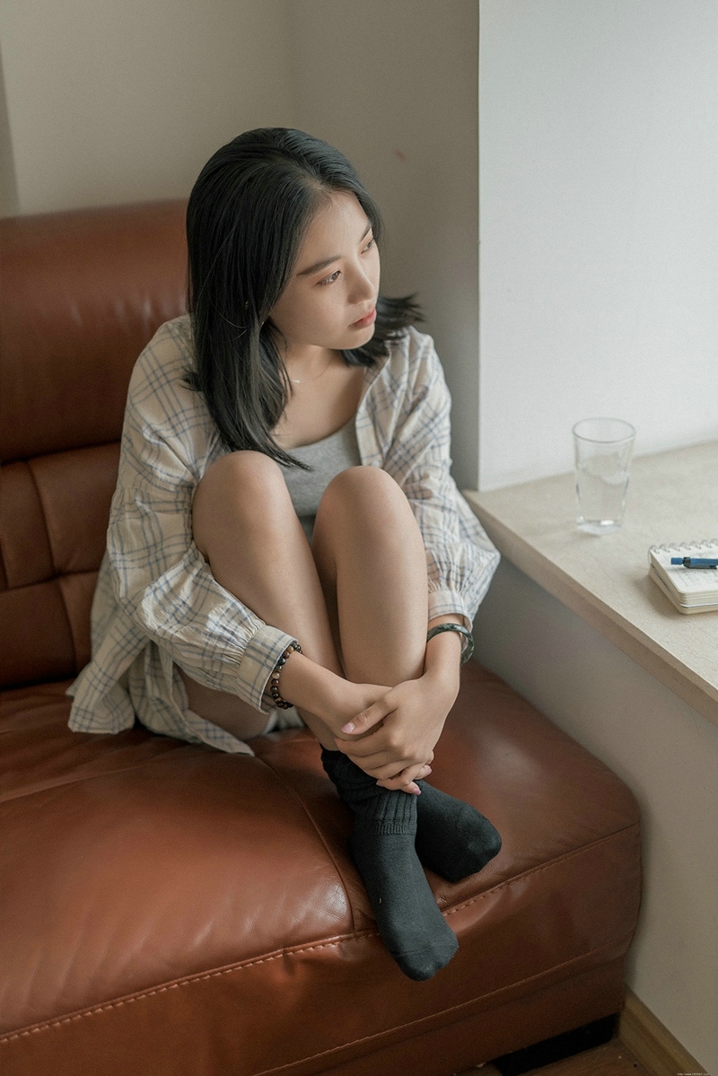 安静私房内的文艺美女舒适慵懒