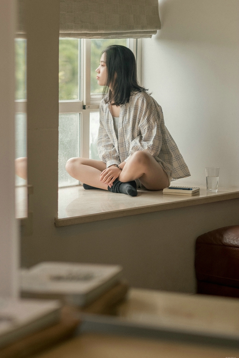 安静私房内的文艺美女舒适慵懒