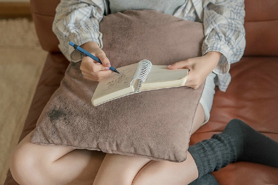 安静私房内的文艺美女舒适慵懒