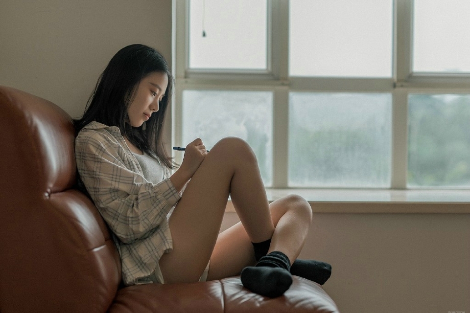 安静私房内的文艺美女舒适慵懒